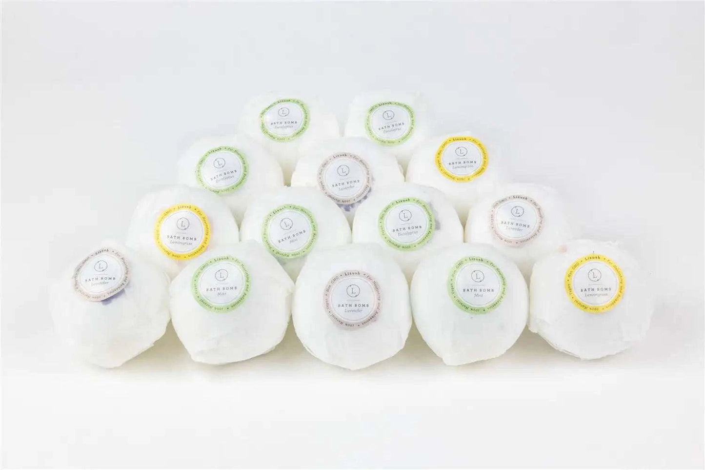 Christmas gift basket with bath bombs in various scents and colors, ideal for holiday celebrations.