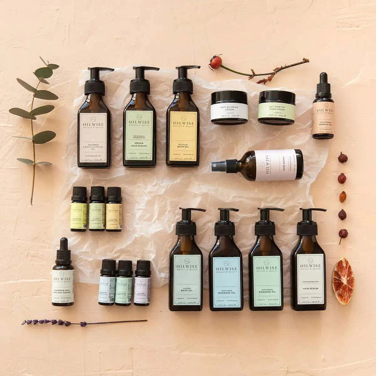 Oilwise Calming Bath Oil 100 ml surrounded by various essential oils and natural ingredients.