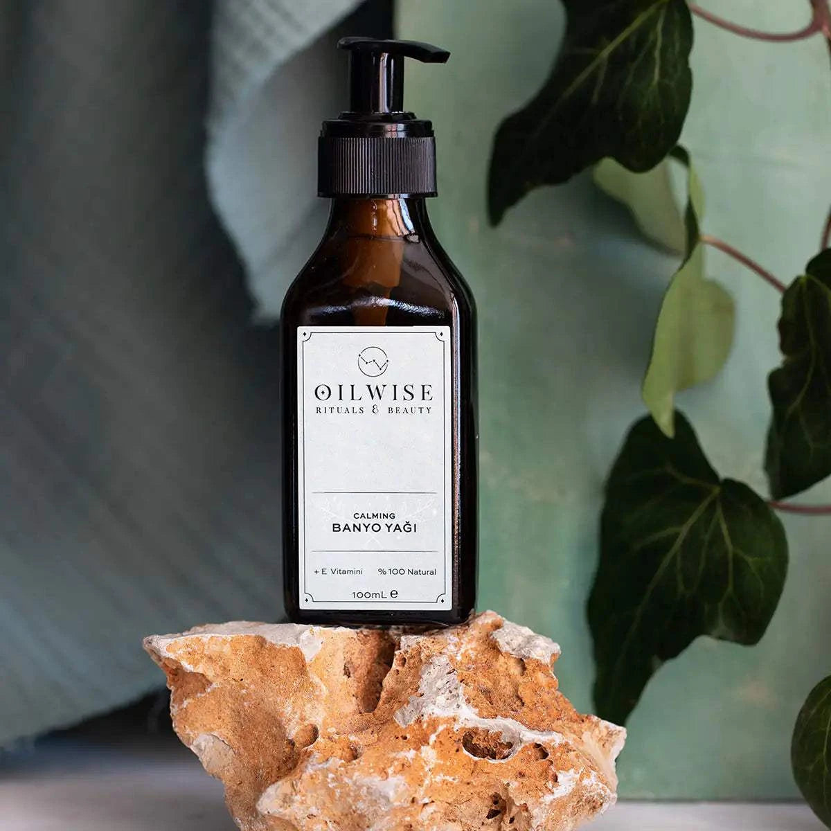 Oilwise Calming Bath Oil 100 ml bottle with essential oils and vitamin E.